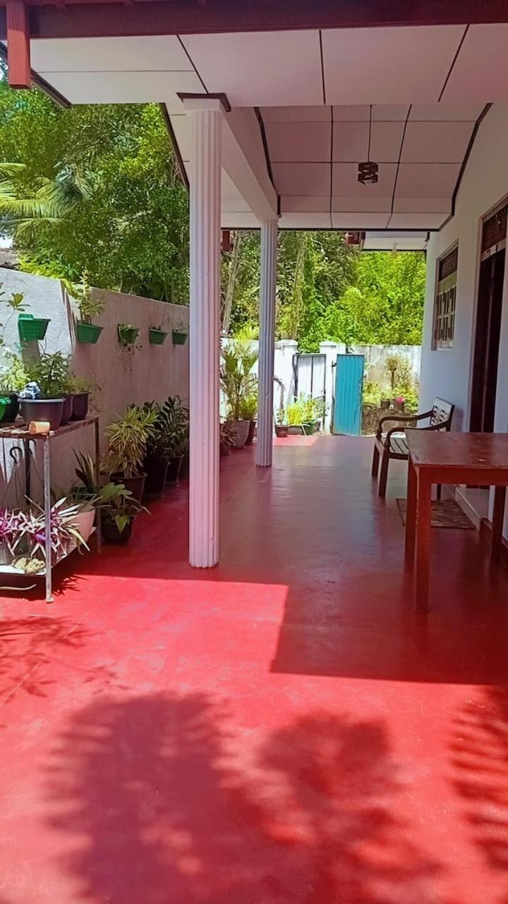Coco One Holiday Inn Mirissa Exterior foto